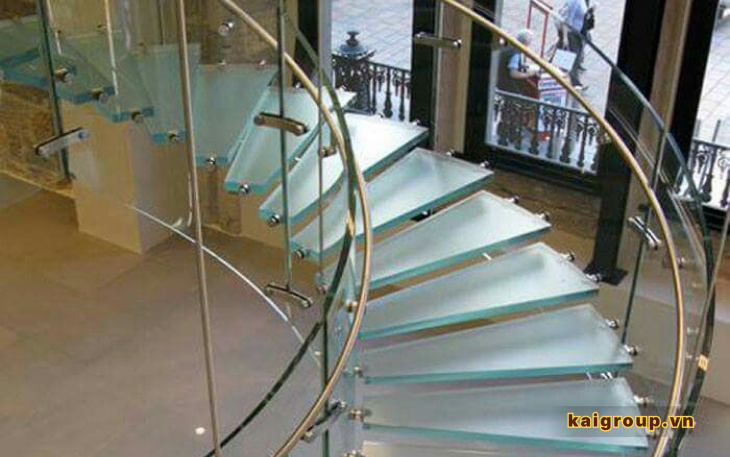 Cầu thang kính cường lực có an toàn không? Giải đáp chi tiết